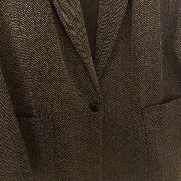 Cute business casual blazer. Long enough to wear with cute shorts and boots. - Picture 3 of 4